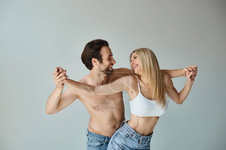 Foto de Una sexy pareja, el hombre y la mujer, posan para una foto mientras muestran su romance y conexión. - Imagen libre de derechos
