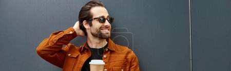 Foto de Un hombre en pensamiento profundo sostiene una taza de café mientras mira hacia otro lado, perdido por las mañanas abrazo. - Imagen libre de derechos