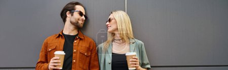 Téléchargez les photos : Un couple sexy incarnant la romance et la connexion comme ils se tiennent côte à côte dans un moment tendre. - en image libre de droit