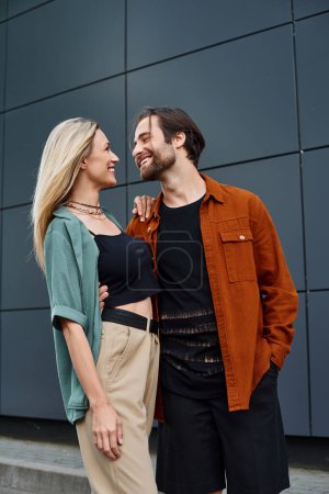 Foto de Un hombre y una mujer están muy unidos, sus miradas encerradas en un momento de conexión íntima y pasión tácita. - Imagen libre de derechos