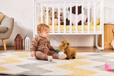 entzückender Kleinkind Junge sitzt auf dem Boden und spielt mit Spielzeugpferd in der Nähe der Krippe im Kinderzimmer
