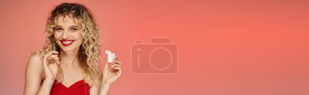 Téléchargez les photos : Joyeuse femme bouclée avec lèvres rouges et sourire radieux tenant fil dentaire sur fond de dégradé, bannière - en image libre de droit