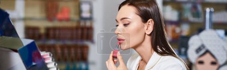 Foto de Hermosa mujer alegre en el negocio casual elegir nuevo lápiz labial, mientras que en la tienda de cosméticos, bandera - Imagen libre de derechos