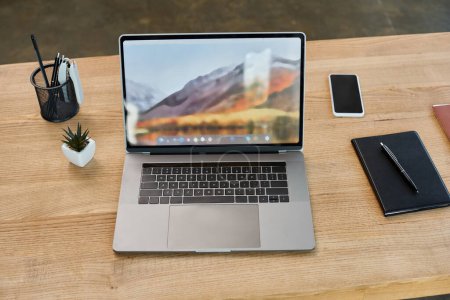 Ein Laptop-Computer ruht auf einem Holztisch in einem modernen Büroumfeld und unterstreicht das Konzept eines digitalen Arbeitsplatzes.