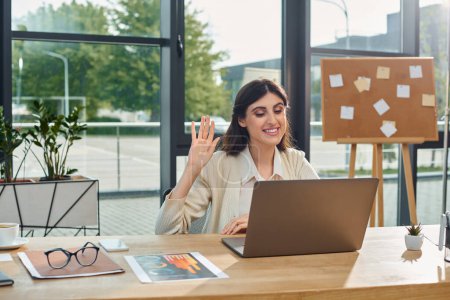 Une femme d'affaires dans un bureau moderne est assise devant un ordinateur portable, profondément dans la pensée alors qu'elle travaille sur un concept de franchise.