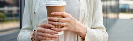 Eine Geschäftsfrau genießt einen ruhigen Moment bei einer Tasse Kaffee in einem modernen Outdoor-Büro.