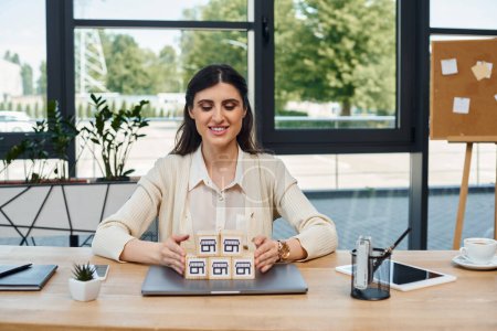 Une femme d'affaires assise à une table, concentrée sur des blocs dans un cadre de bureau moderne, incarnant le concept de franchise.