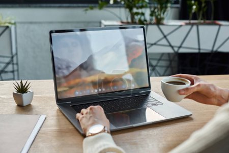Eine Geschäftsfrau sitzt mit ihrem Laptop an einem eleganten Tisch in einem modernen Büro und verkörpert das Franchise-Konzept.