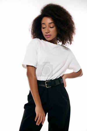 modisch ansprechende afrikanisch-amerikanische Frau in schicker trendiger Kleidung wegschauen, Modekonzept