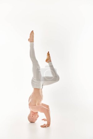 Un équilibre de l'homme dans la tête tout en faisant des exercices acrobatiques.