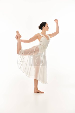 Une jeune femme se déplace gracieusement dans une robe blanche, exsudant élégance et joie dans un décor de studio sur fond blanc.