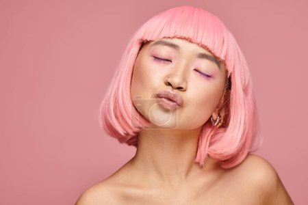 schöne junge Frau mit rosa Haaren und Make-up Luft küssen mit geschlossenen Augen auf lebendigem Hintergrund