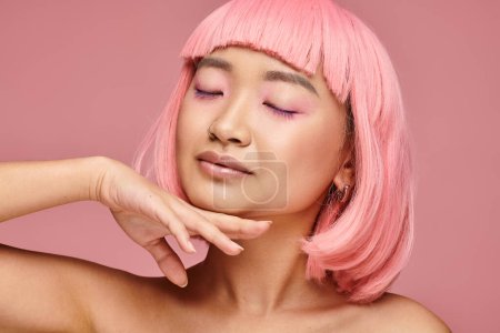 Téléchargez les photos : Attrayant asiatique femme dans son 20s avec les yeux fermés toucher au menton avec la main sur fond vibrant - en image libre de droit