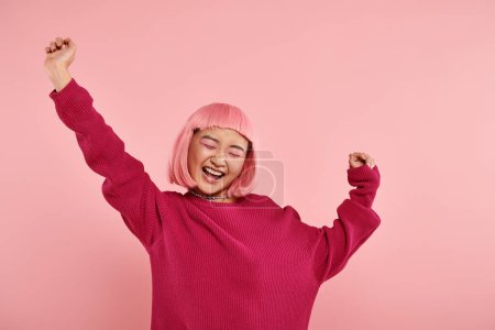 attraktive asiatische Frau in ihren Zwanzigern mit rosa Haaren sehr glücklich auf lebendigem Hintergrund