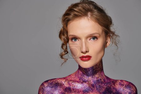 Une jeune femme au corps violet et au rouge à lèvres rouge vif respire la beauté classique en studio.