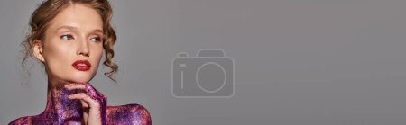 Téléchargez les photos : Une jeune femme dans une robe violette frappante et rouge à lèvres rouge audacieux respire la beauté classique dans un cadre de studio. - en image libre de droit