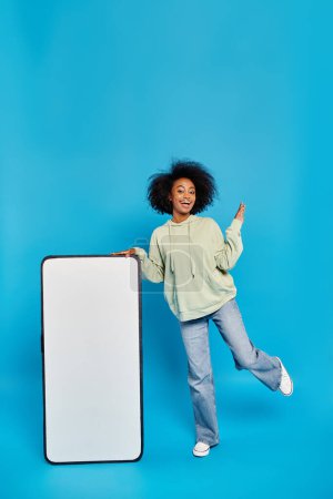 Une femme au patrimoine diversifié se tient gracieusement à côté d'un tableau blanc dans un cadre de studio dynamique.