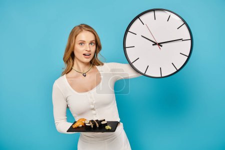 Une femme aux cheveux blonds tient une horloge dans une main et une assiette de nourriture asiatique dans l'autre, montrant un équilibre entre le temps et l'indulgence.