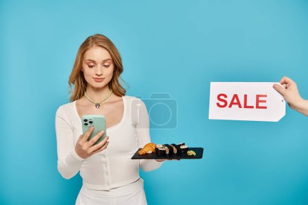 Una mujer elegante con cabello rubio revisando su teléfono junto a un cartel de venta de comida asiática con descuento.