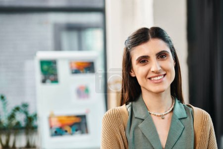 Eine Frau in einem kreativen Büroraum steht sie in einem modernen Büro, Banner