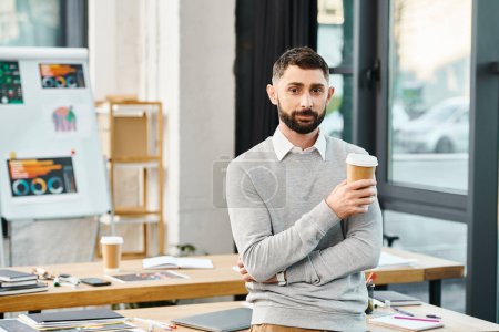 Foto de Un hombre de negocios se entrega a una taza de café humeante, encontrando inspiración antes de sumergirse en proyectos corporativos. - Imagen libre de derechos