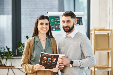 Téléchargez les photos : A man and a woman in a business setting, standing side by side, portraying collaboration and teamwork in an office. - en image libre de droit
