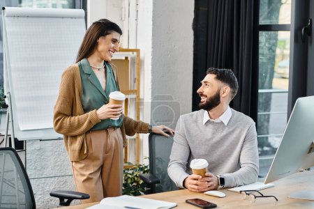 Téléchargez les photos : Un homme et une femme participent à une discussion dans un bureau d'entreprise, entouré de documents et de technologies liés au travail. - en image libre de droit