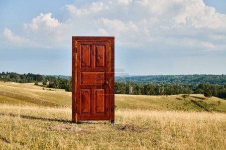 Téléchargez les photos : Objet photo de rouge contemporain portes fermées en bois dans le champ de printemps vert, paysage pittoresque - en image libre de droit