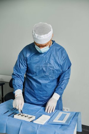 Un homme en robe chirurgicale préparant méticuleusement ses outils.