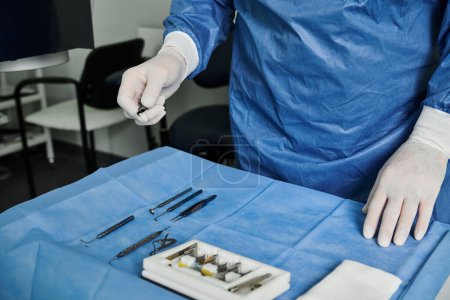 Una persona con una camisa azul y guantes blancos en el consultorio del médico.