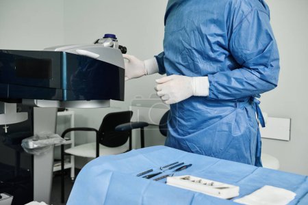 Un hombre con una bata médica realiza cirugía de corrección de la visión láser.
