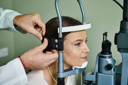 Mujer en el consultorio médico sometida a examen ocular para corrección de la visión láser.