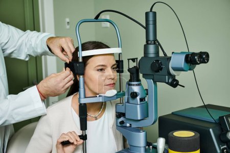 Une femme se fait examiner l'?il par un médecin pour une correction de la vue au laser.