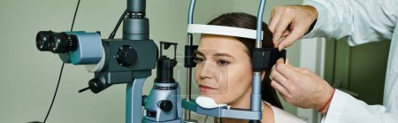 Una mujer que recibe un examen ocular de un médico en un entorno médico.