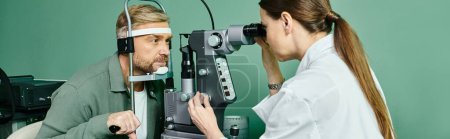 Ein Mann und eine Frau blicken bei einem Laser-Sehkorrekturtermin aufmerksam in die Kamera.
