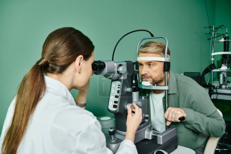 Médico atractivo examinando un ojo de hombre en un entorno profesional.