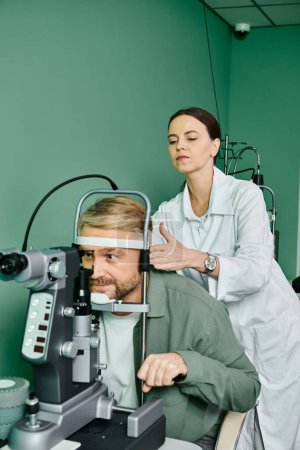 Mujer examina el ojo del hombre con un microscopio en el consultorio médico.