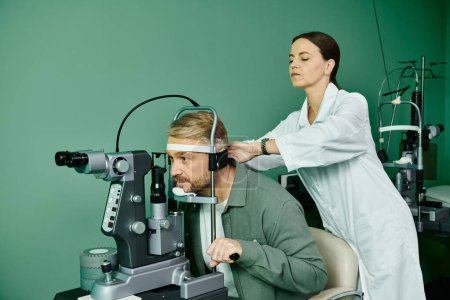 Frau untersucht ihr Auge in Arztpraxis mikroskopisch auf Laser-Sehkorrektur.