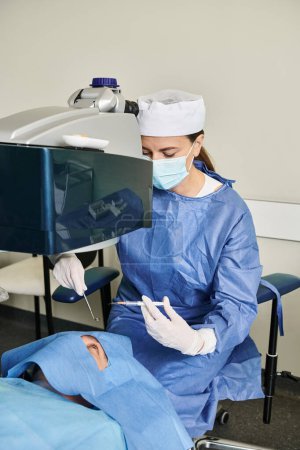 Foto de Cirujano en bata opera máquina láser en la clínica. - Imagen libre de derechos