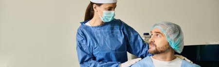 Téléchargez les photos : Un homme en blouse met un masque chirurgical dans un cabinet médical avant d'effectuer une correction de la vue au laser. - en image libre de droit