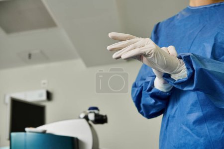 Una mujer con una bata azul y guantes blancos en una clínica de corrección de la visión láser.