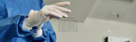 Frau in blauem Kleid und weißen Handschuhen in Arztpraxis zur Laser-Sehkorrektur.
