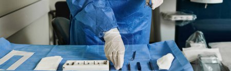 Foto de Una persona con una bata de hospital se prepara para la cirugía en un entorno médico. - Imagen libre de derechos