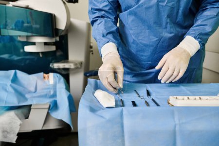 Téléchargez les photos : Un homme en robe d'hôpital utilise une machine pour la correction de la vue au laser. - en image libre de droit