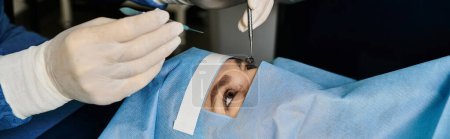 Arzt führt Laser-Sehkorrektur im Gesicht von Frauen durch.