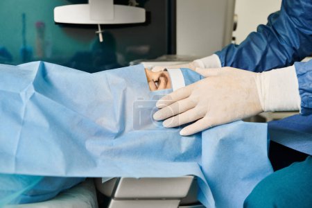 Chirurg führt Laser-Sehkorrektur im Gesicht von Frauen durch.