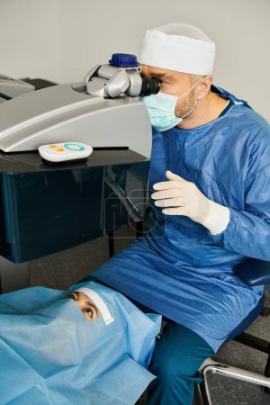 Schwerarbeitender Chirurg führt Laser-Sehkorrektur im Gesicht von Frauen durch.