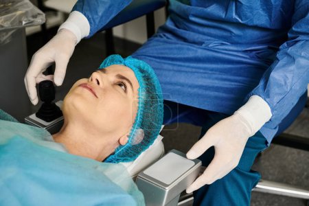 Una persona con uniformes azules y guantes blancos realiza la corrección de la visión láser en un consultorio médico.