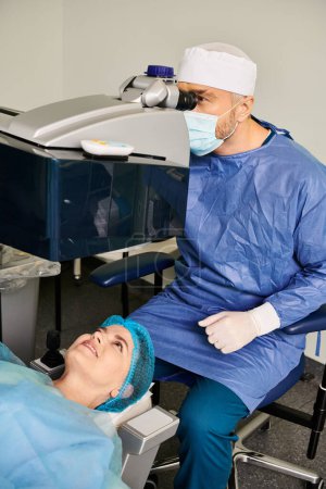 Foto de Un médico examina a un hombre con una bata quirúrgica. - Imagen libre de derechos