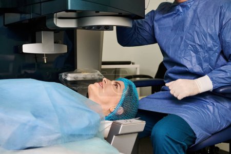 Une femme en robe bleue subit un examen médical par un spécialiste de la correction de la vue au laser.